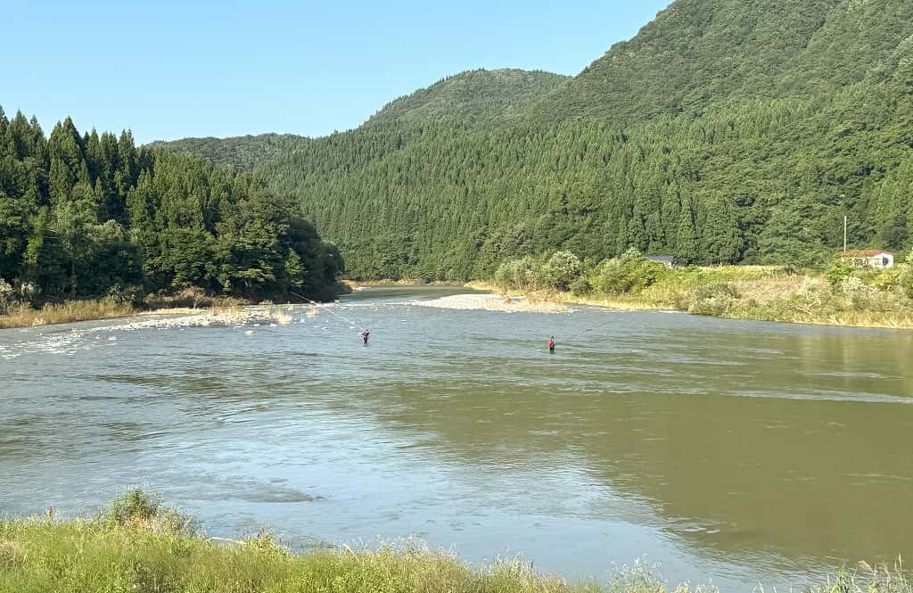 温泉下で竿を出す人