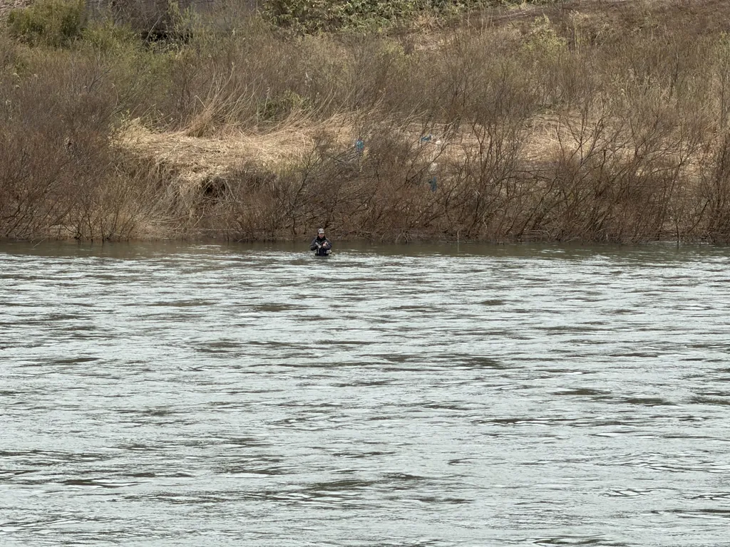 二ツ井辺りで立ち込む釣り人、転んだらお仕舞いですね。