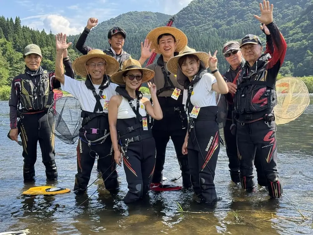 阿仁川で鮎釣りを楽しむ様子
