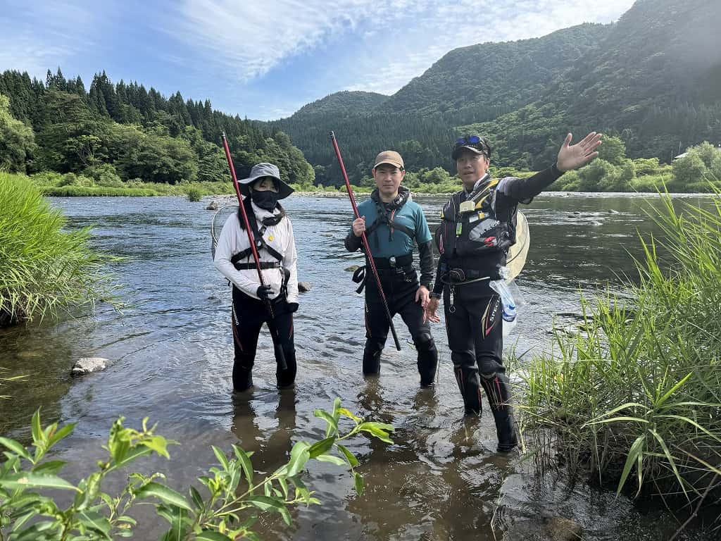 3人で並んでポーズを取る参加者とインストラクター