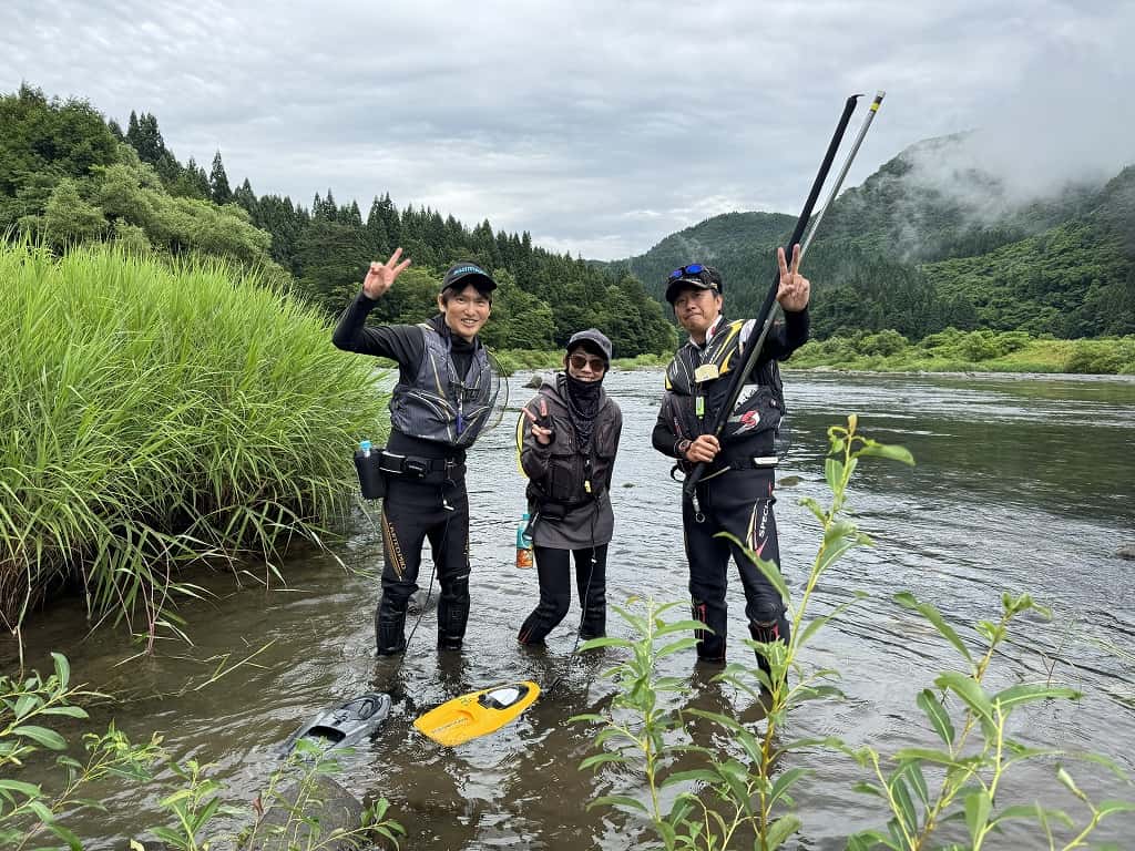 笑顔の3人組と阿仁川の流れ