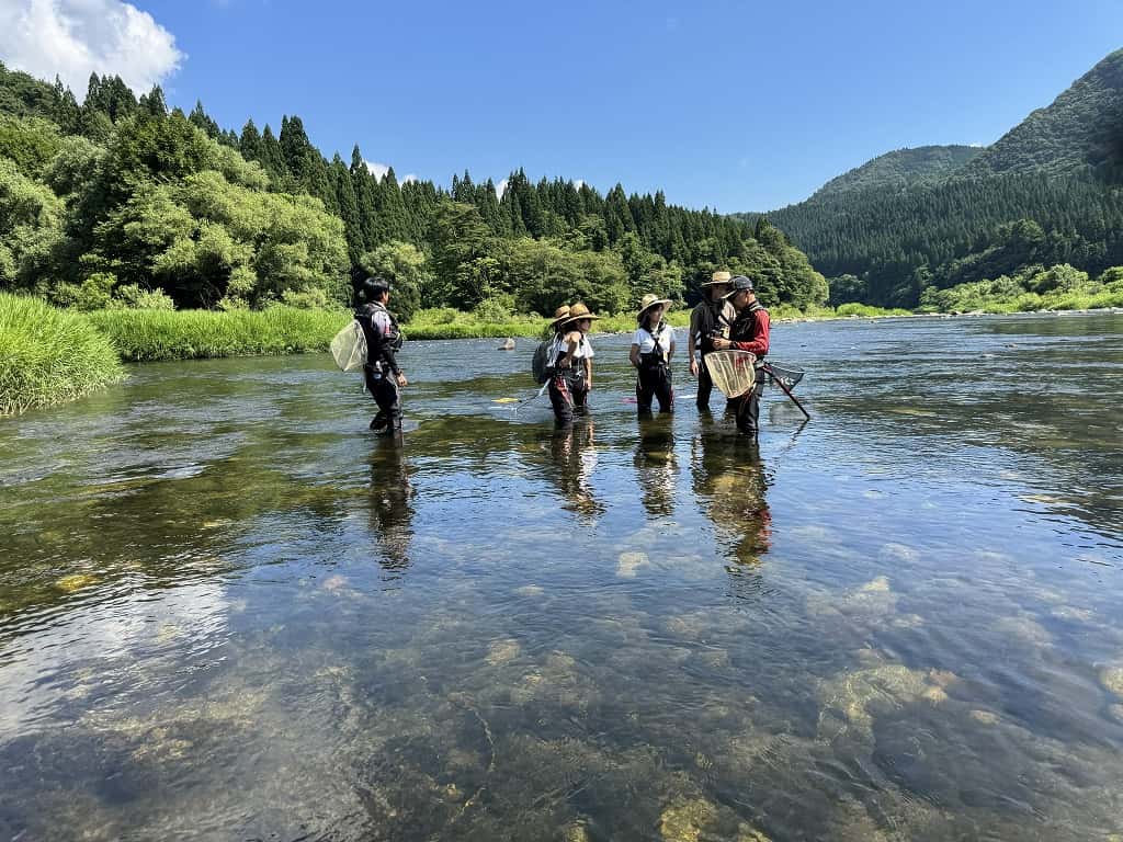 広い瀬でレクチャーを受ける参加者たち